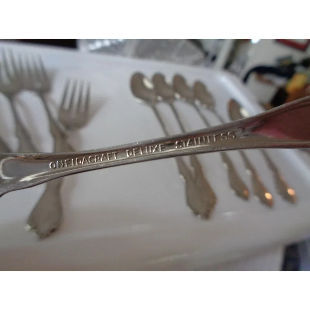 Oneidacraft Deluxe Stainless Dinner Flatware Chateau Salad Forks Spoons